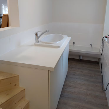 Lavabo, mitigeur, meuble à langer et petit lavabo adapté aux tailles des enfants