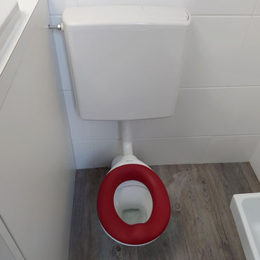 Toilettes sont adaptées pour les enfants